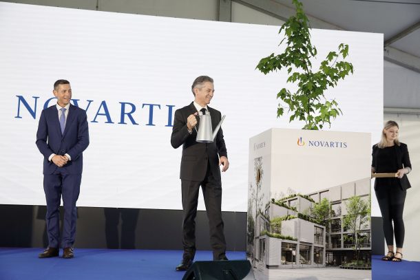 Robert Golob ob obeležitvi nove naložbe Novartisa v gradnjo Centra za razvoj bioloških zdravil v Mengšu 