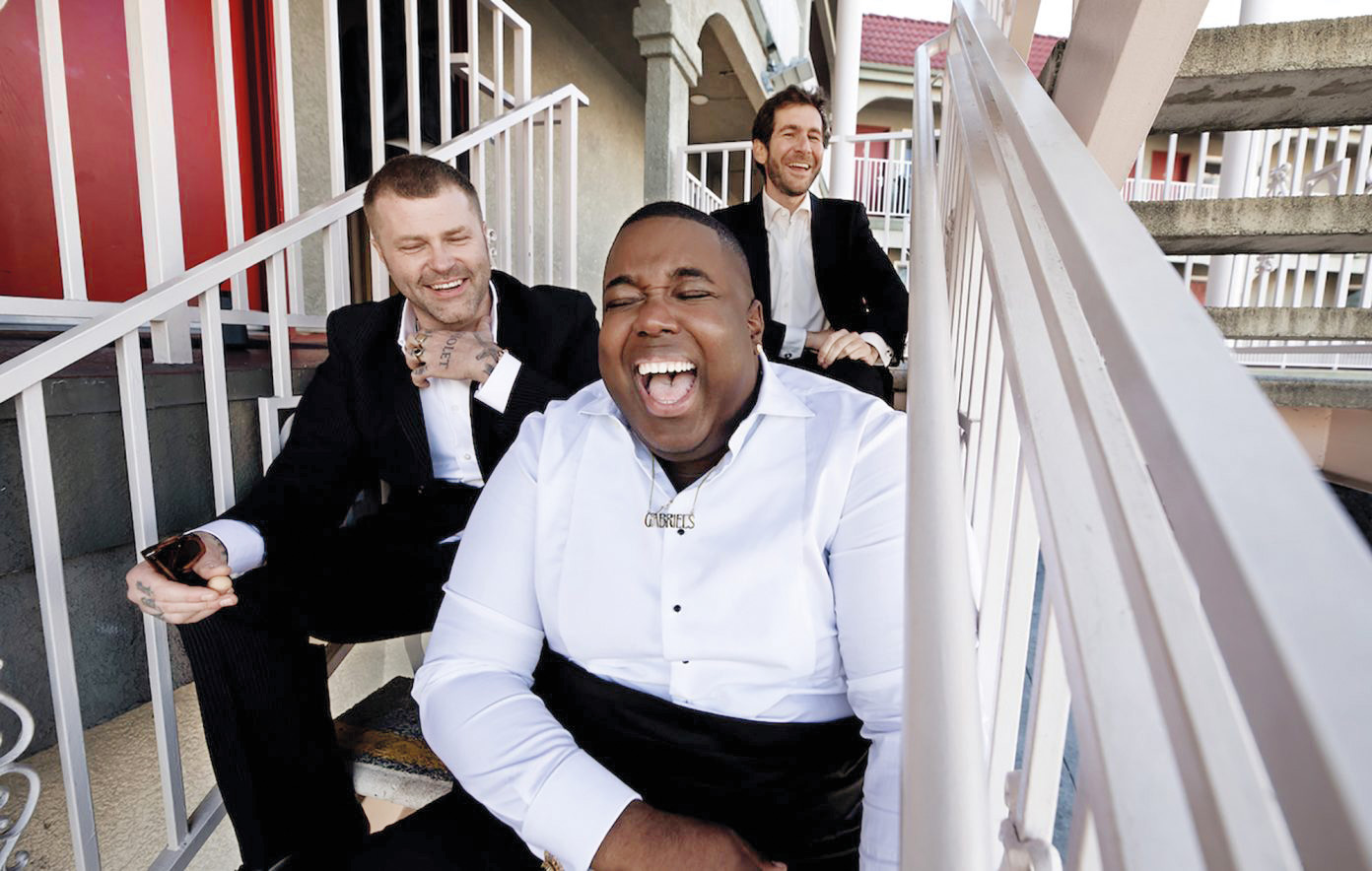 Plošča je vrhunec sedemletnega procesa, ki je trojec pripeljal natanko tja, kamor sodi: na glavne odre največjih festivalov.