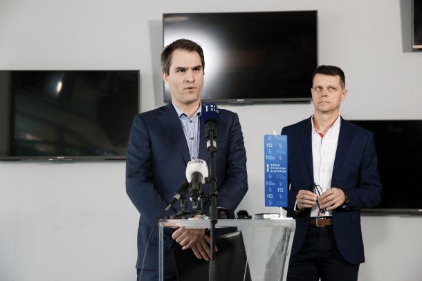 Po informacijah, ki krožijo v javnosti, razpisne pogoje za člana izpolnjujejo v. d. generalnega direktorja zavoda Andrej Grah Whatmough in