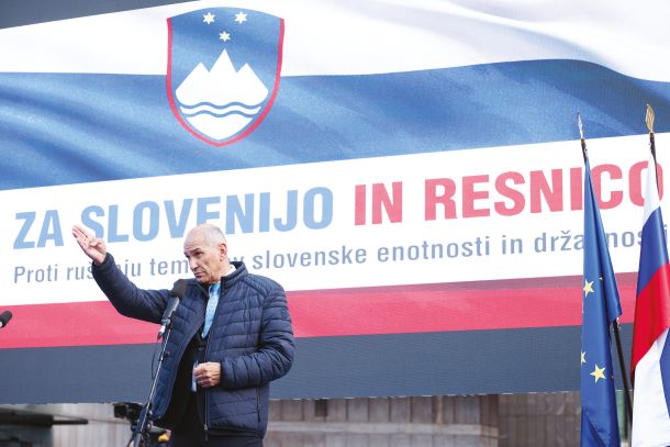 V imenu Slovenije in resnice Janša piše o obujanju zloveščih duhov mračne preteklosti.