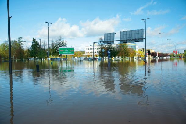 Območje, kjer naj bi zrasla nova stanovanja, je poplavno ogroženo. Na fotografiji poplave na ljubljanskem Viču leta 2014, le streljaj stran od Sibirije