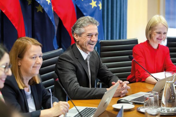 Četrtkova seja vlade, na kateri ni bilo ministra za zdravje Daniela Bešiča Loredana. Dan kasneje je minister odstopil.