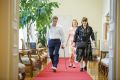 Predsednik vlade Robert Golob, državna sekretarka Kaja Širok in vodja Inštituta 8. marec Nika Kovač pred sejo strateškega sveta za preprečevanje sovražnega govora 