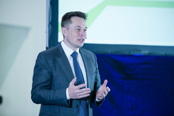 Lastnik družbenega omrežja Twitter Elon Musk in njegova nova glavna izvršna direktorica Linda Yaccarino sta v nedeljo napovedala preimenovanje omrežja v X, nov logotip, ki ne bo več temeljil na silhueti ptice, in preoblikovanje poslovnega modela
