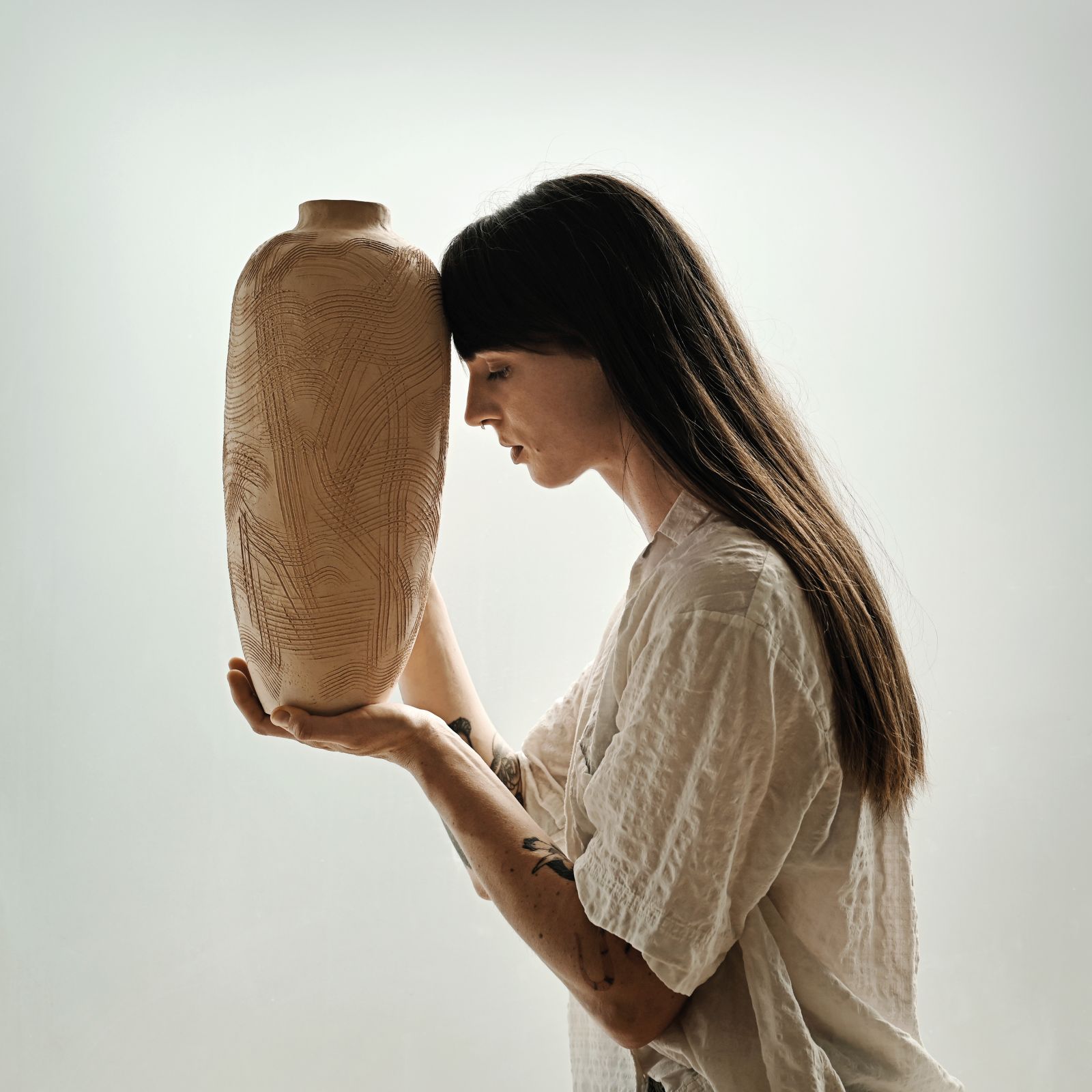 Janža Dolinšek / Oblikovalka keramike, ki zavrača hiperprodukcijo in spodbuja počasno oblikovanje