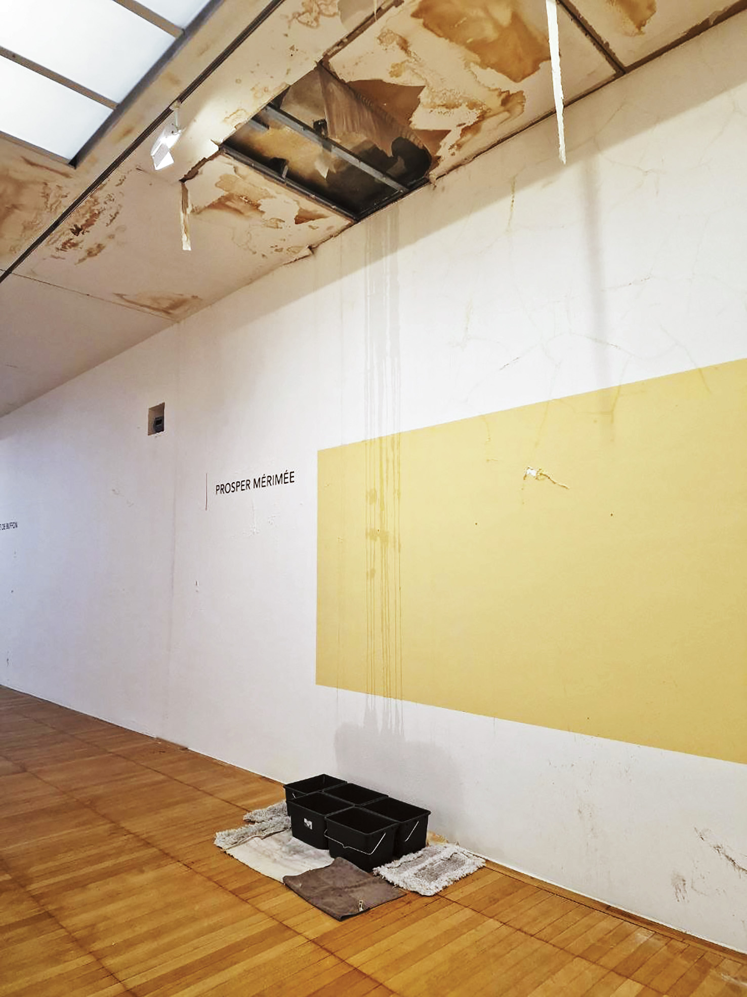 Streha Moderne galerije, ki po poplavi septembra 2021 ni bila sanirana, je ponovno popustila ob prvem večjem dežju. Voda se je 5. julija 2022 prebila v osrednjo dvorano in pisarne.