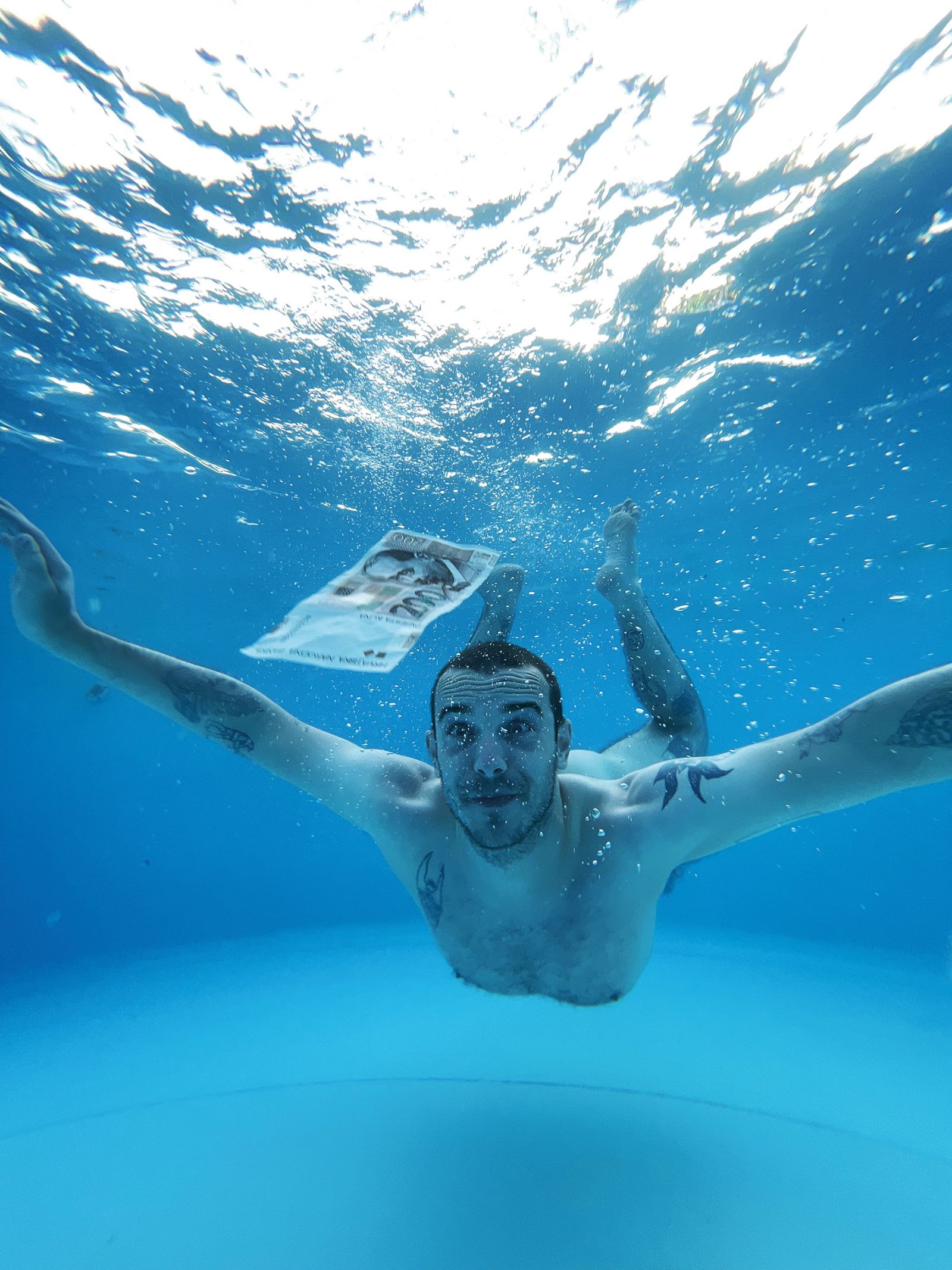 Vizualni umetnik Marko K. Gavez med reuprizarjanjem naslovnice Nirvanine kultne plošče Nevermind.