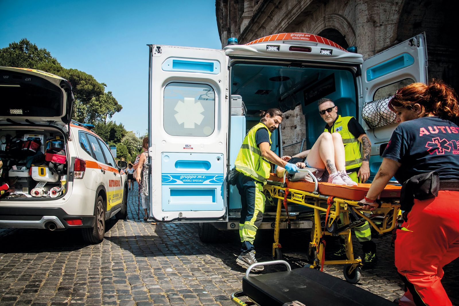 Zaradi vročine se nekatere turistične znamenitosti zapirajo, ponekod pa zaradi vročine onemoglim pomagajo reševalci (na fotografiji pomoč v Rimu