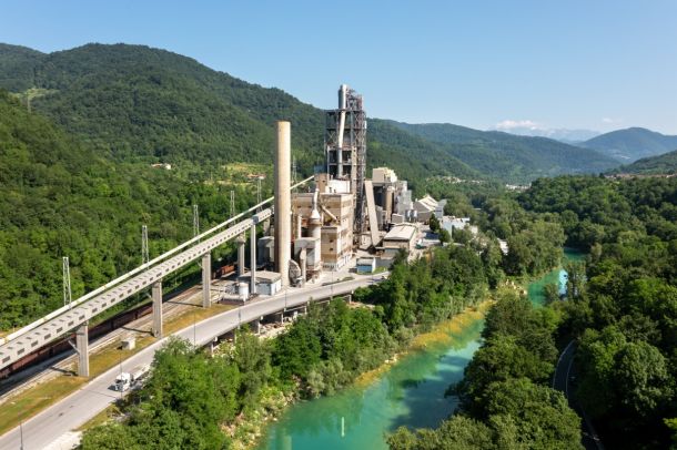 Čeprav odgovorni izpostavljajo izvoz ostanka ljubljanskih smeti v tujino, pa so nam na javnem podjetju Voka Snaga le potrdili: v Salonit Anhovo (na fotografiji) letno odpeljejo okoli 4.000 ton smeti. Kurjenje ljubljanskih smeti v Anhovu je moralna kapitulacija.