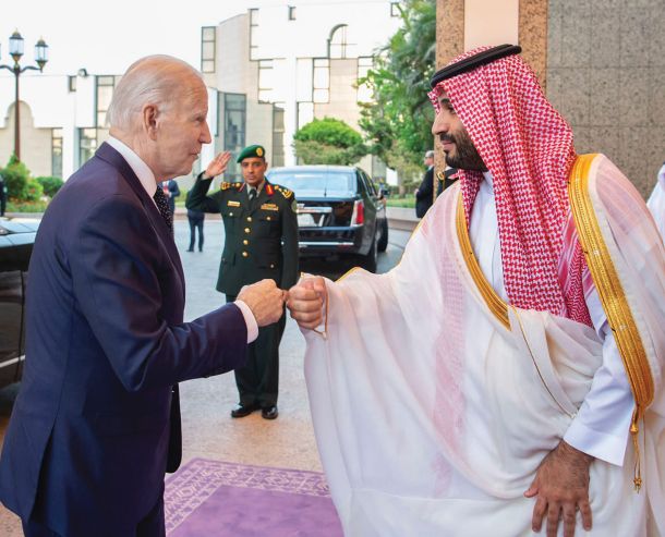 Medsebojni prezir, skrit za mlačnimi nasmeški. Ameriški predsednik Joe Biden in savdski princ Mohamed bin Salman v Džedi, 15. julija. 