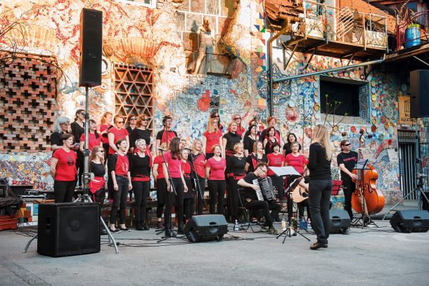 Metelkova je središče množice kulturnih dogodkov. Ma fotografiji nastop ženskega pevskega zbora Kombinat, ki je prvič pred občinstvom zapel prav na Metelkovi in sicer pred 15. leti v Menzi pri koritu. (fotografija je nastala med nastopom leta 2018)