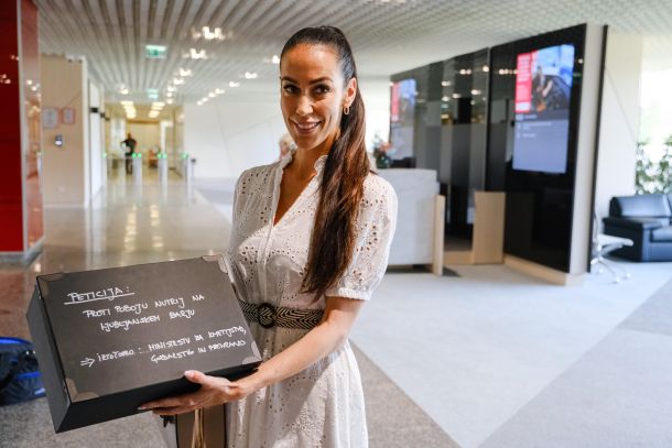 Podpise proti odlovu nutrij je predala tudi partnerka premierja Roberta Goloba Tina Gaber