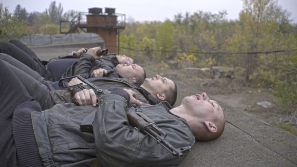 Kriminalka Nosorog (Rihno) ukrajinskega režiserja Olega Sentsova, ki je bil po ruski aneksiji Krima pet let zaprt v Rusiji. Zdaj se bojuje proti Rusom kot pripadnik ukrajinske vojske