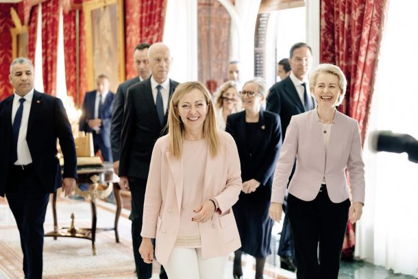 Nasmejana evropska dvojica Giorgia Meloni in Ursula von der Leyen med obiskom Tunizije