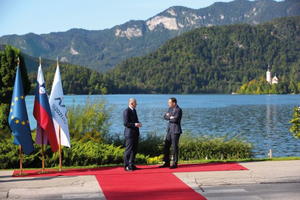 Janez Janša in Anže Logar med pogovorom ob začetku Blejskega strateškega foruma septembra 202