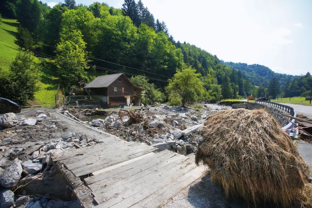 Opustošenje po vremenski ujmi v Cerknem