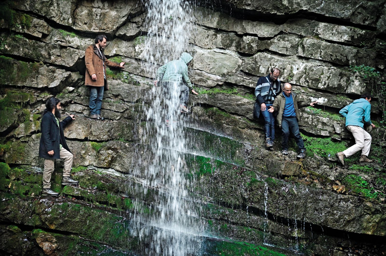 Zasedba Bakalina Velika je na svojem zadnjem albumu poslušalce popeljala po tolminski pokrajini, od starodavnih jam do zasneženih vršacev, pa tudi slapov: z leve proti desni po enem od njih plezajo Jani Kutin, Matej Magajne, Samo Kutin, Dejan Lapanja, Andrea Pandolfo in Marjan Stanić.