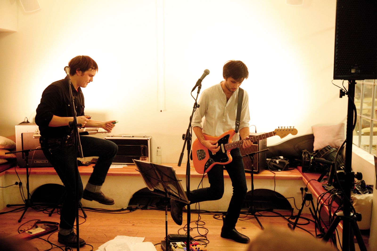 Martin Ramoveš in Miha Erič; Glasbeno srečanje Sozvočja sveta, Hostel Celica, LJ | Borut Krajnc