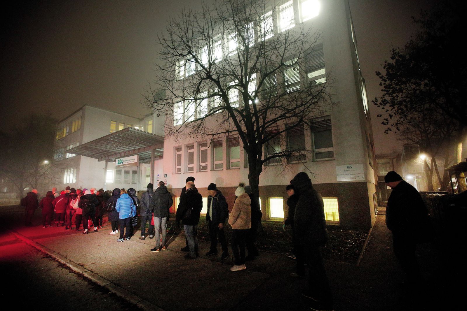 Ponižujoča vrsta čakajočih na pravico do osebnega zdravnika pred ZD Bežigrad v Ljubljani. 6. januar 2023.