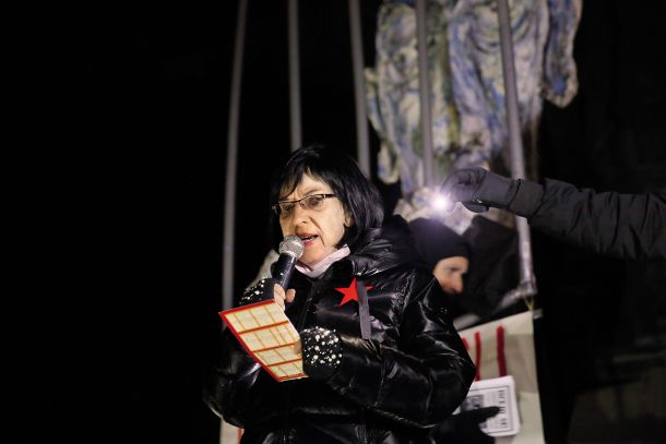 Svetlana Makarovič na petkovih protestih prebira svojo pesem »Utrip laži«