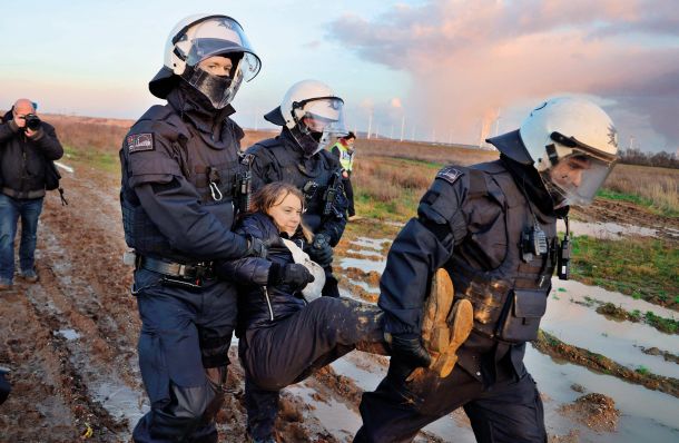 Nežni policijski prijemi za Greto Thunberg 