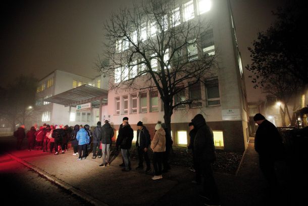 Ponižujoča vrsta čakajočih na pravico do osebnega zdravnika pred ZD Bežigrad v Ljubljani. 6. januar 2023. 
