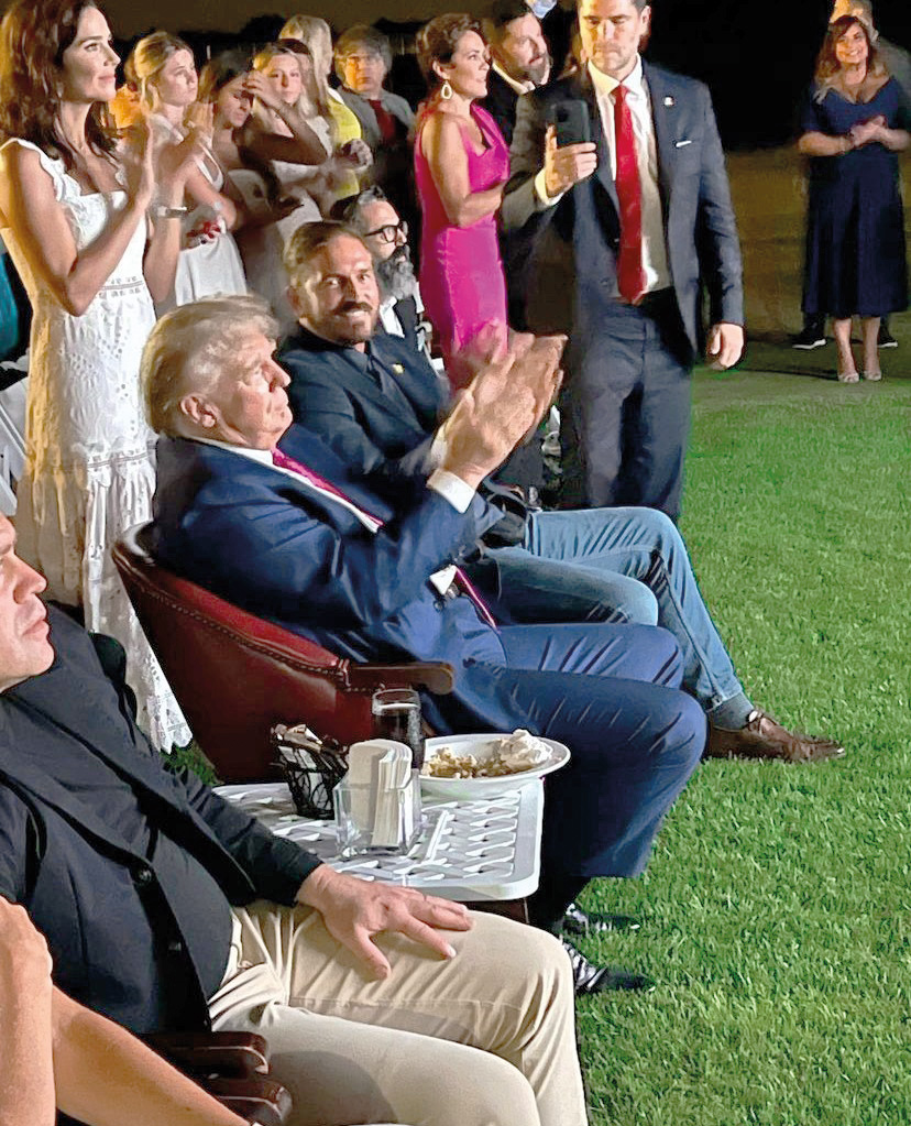 Jim Caviezel in Donald Trump na projekciji filma, ki jo je Trump za republikansko smetano gostil v svojem golfističnem klubu. Zvezda filma pravi, da je Trump novi Mojzes.