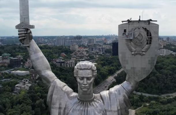 Mère du père / Faucille et marteau retirés du monument à Kiev