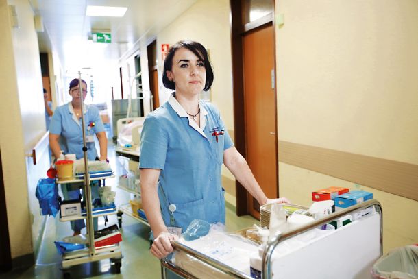 Medicinski sestri v ljubljanskem kliničnem centru (fotografija je simbolična)