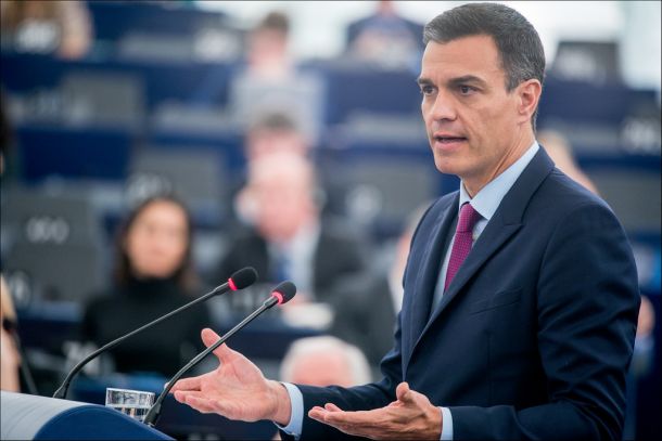 Premier Pedro Sanchez je v pismu Feijooju še zapisal, da se je pripravljen pogajati z drugimi vodji strank po ustanovni seji 17. avgusta.