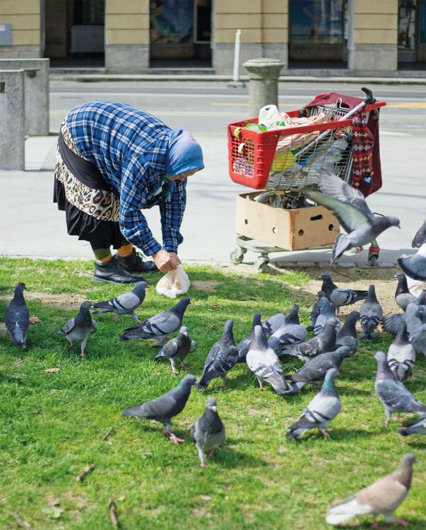 Tveganju revščine so nekatere skupine izpostavljene bolj kot druge, med temi so tudi upokojenci in starejši od 65 let, pri čemer so revščini še posebno izpostavljene starejše ženske.