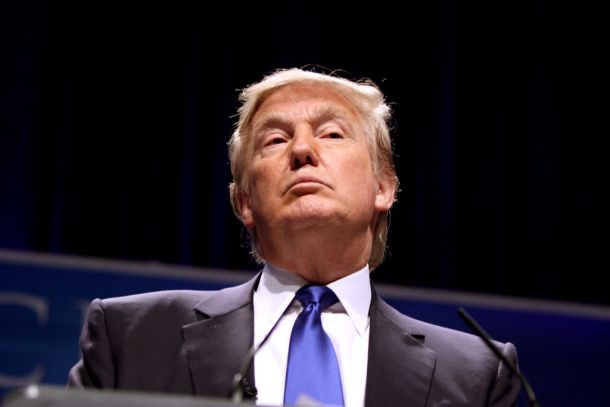Trumpa čakata dve novi obtožbi zaradi oviranja pravosodja, povezani z domnevnim poskusom izbrisa posnetkov varnostnih kamer, ter dodatna obtožba za kaznivo dejanje po zakonu o vohunjenju, ki izhaja iz domnevnega posedovanja vojnega načrta