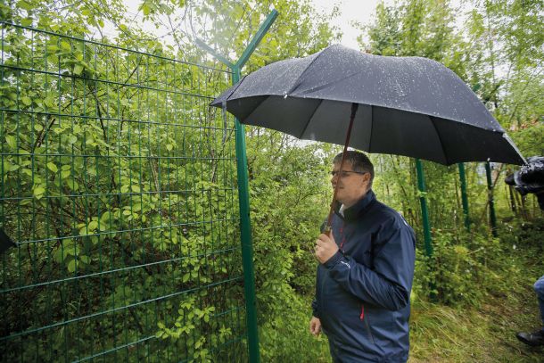 Minister za notranje zadeve Boštjan Poklukar na ogledu odstranjevanja ograje na slovenskohrvaški meji na območju bivših mejnih prehodov Osilnica in Jelšane.