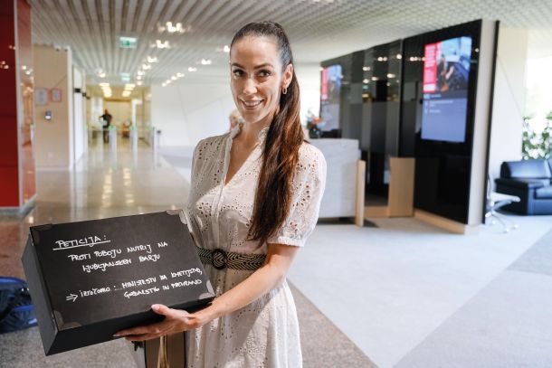 Tina Gaber na predaji peticije proti poboju nutrij pristojnemu ministrstvu 