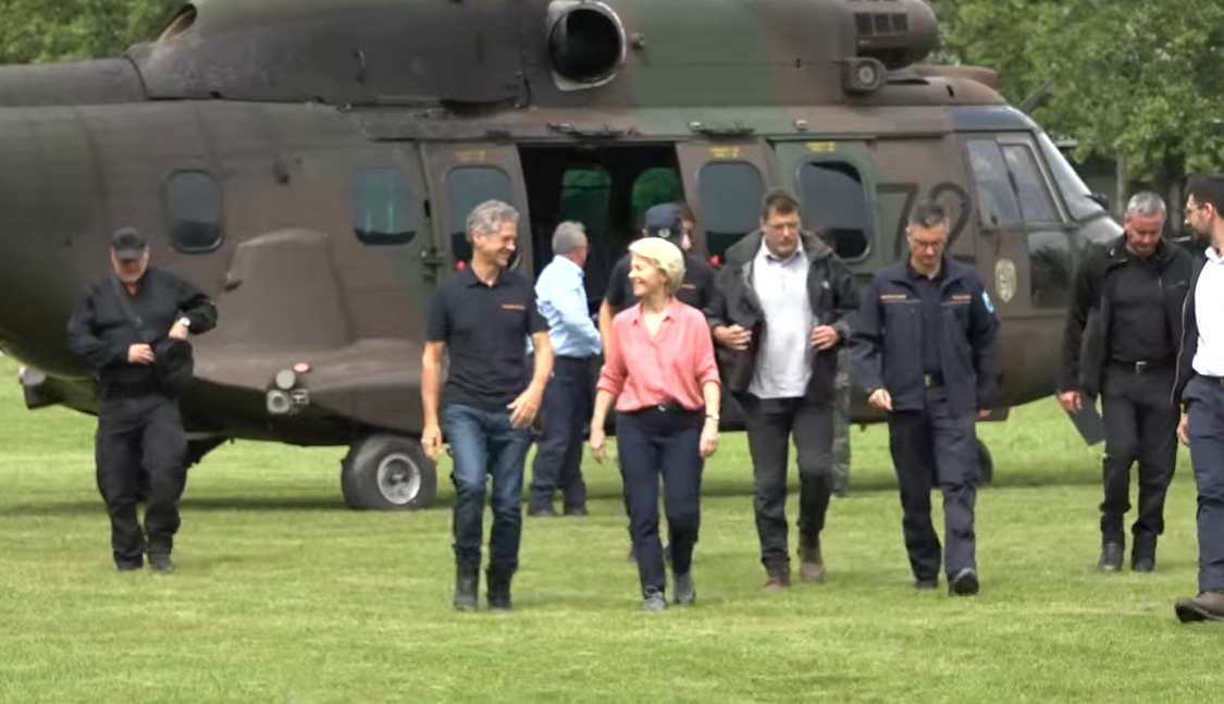 Pristanek vojaškega helikopterja in prihod Roberta Goloba ter Ursule von der Leyen na novinarsko konferenco
