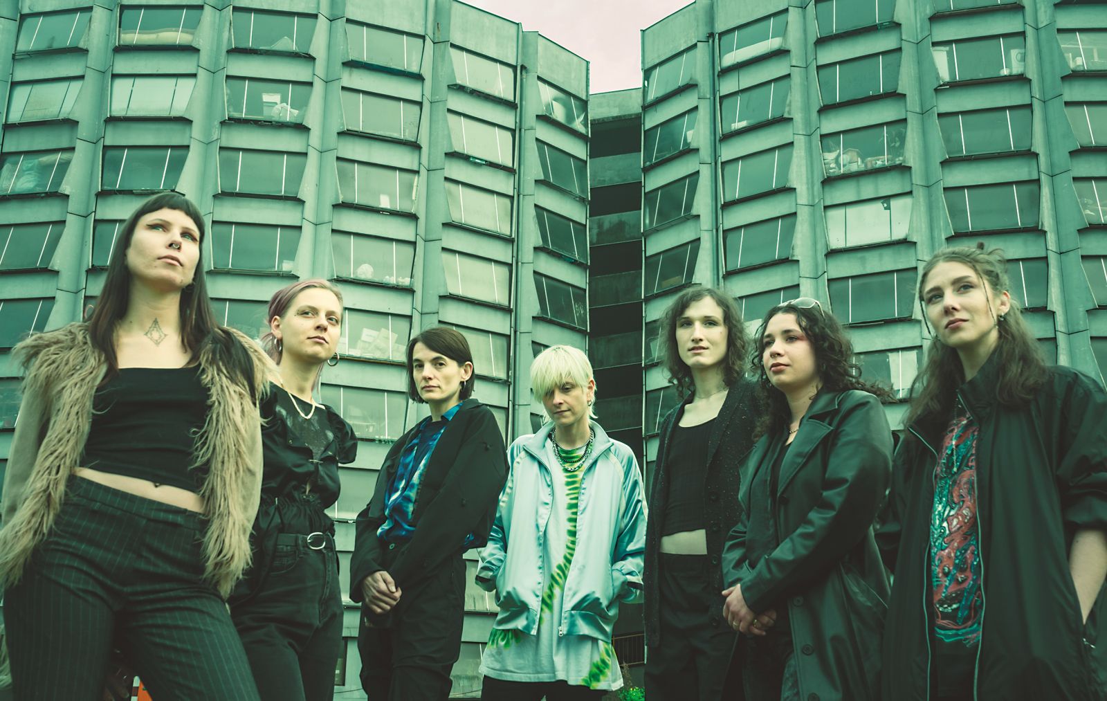 Kolektiv Ustanova, ki letno (so) organizira festival Grounded, nekaj njegovih članic pa je prispevalo tudi komade za kompilacijo Peace 