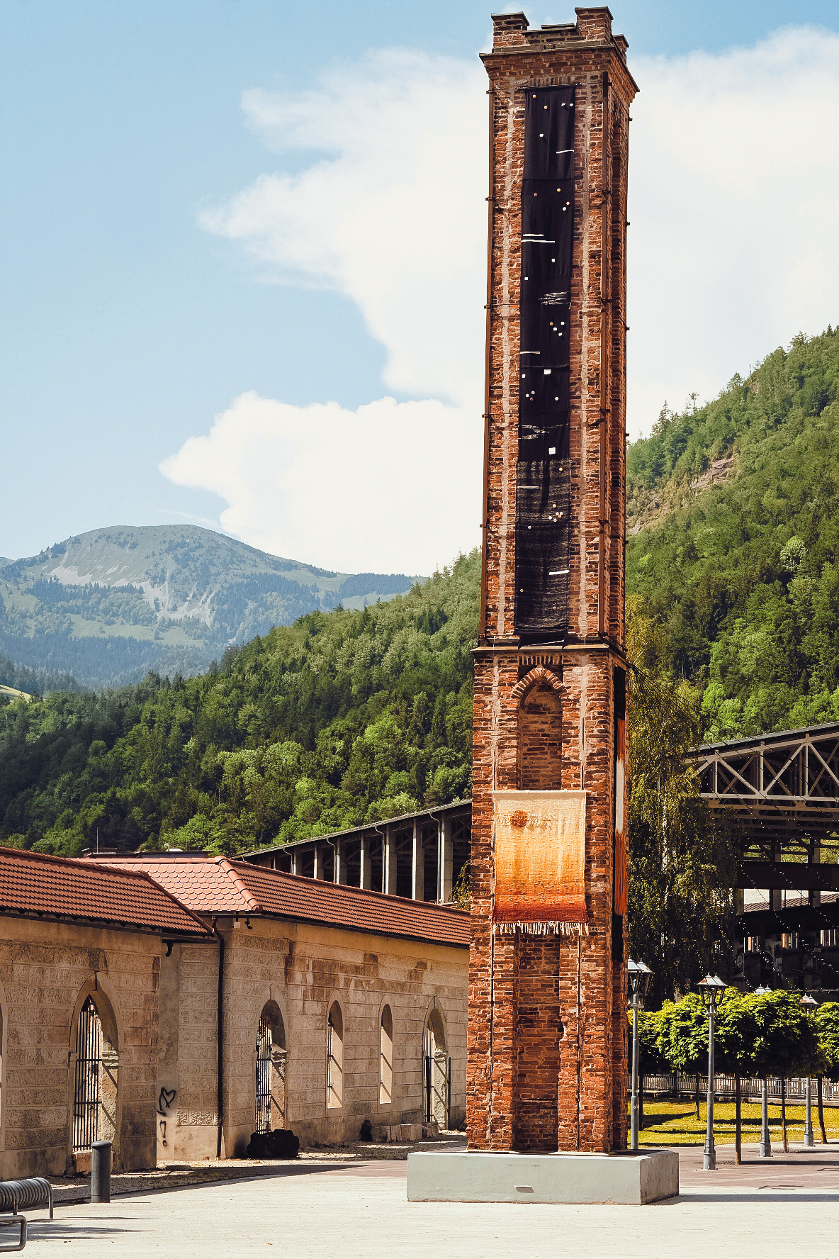 Kreativnice se na letošnjem Bienalu tekstilnih umetnosti Kranj (BIEN) predstavljajo s skupno prostorsko instalacijo Vesolje sonc, ki jo sestavljajo štiri dela; po eno je umeščeno na vsako od štirih strani Plavža Stara Sava na Jesenicah. Instalacija bo na ogled še vse do konca avgusta.