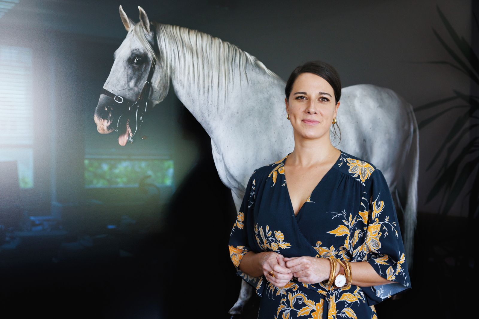 Generalna državna odvetnica pred umetniškim delom Jasmine Cibic z naslovom Lipizzaner 085 Favory Canissa - naepolitano Thaisa XL, 2020. 