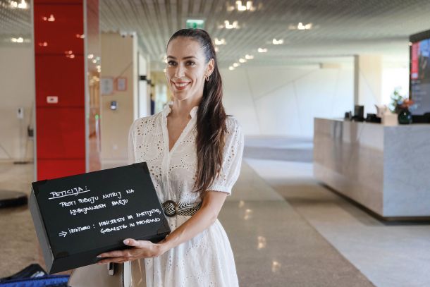 Tina Gaber na kmetijskem ministrstvu ob predaji peticije proti poboju nutrij na Ljubljanskem barju 