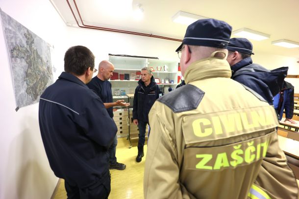 Premier Robert Golob si je danes v Škofji Loki ogledal prizadeta območja