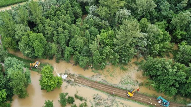 Pogled iz helikopterja Cougar na potek pomoči pri sanaciji nasipa in zajezitvi reke Mure pri Dolnji Bistrici. Obseg nalog in območje delovanja Slovenske vojske se širi tudi na območje Prekmurja. 
