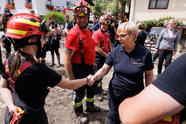 Predsednica republike z gasilci 