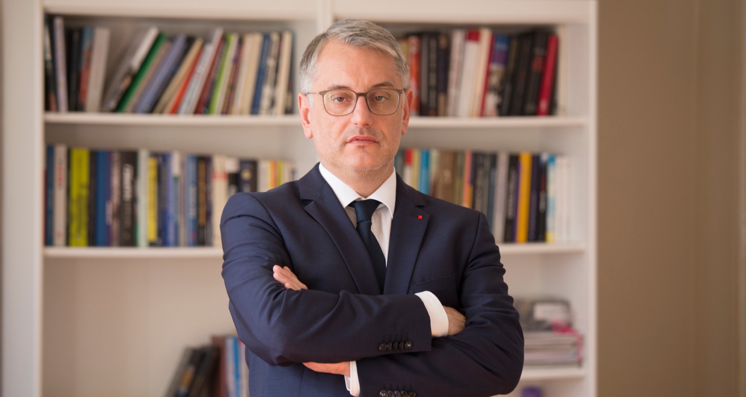 Gospodarski minister Matjaž Han je v ponedeljek sklical operativni sestanek z Obrtno-podjetniško zbornico Slovenije, Gospodarsko zbornico Slovenije, Trgovinsko in turistično-gostinsko zbornico Slovenije, civilno zaščito in pristojnimi ministrstvi.