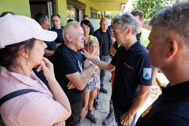 Premier Robert Golob na terenu ob dnevu solidarnosti