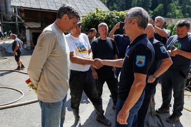Borut Pahor, Janez Janša in Robert Golob ob ogledu posledic, ki so jih v Sloveniji povzročile poplave