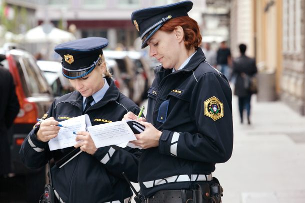 Kakšne so vaše pravice v policijskih postopkih? Poglejte na strani www. clovekovepravice.si 