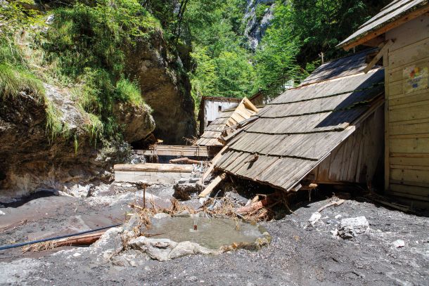 Partizanska bolnišnica Franja po tem, ko so se nad njo znesle vremenske ujme 