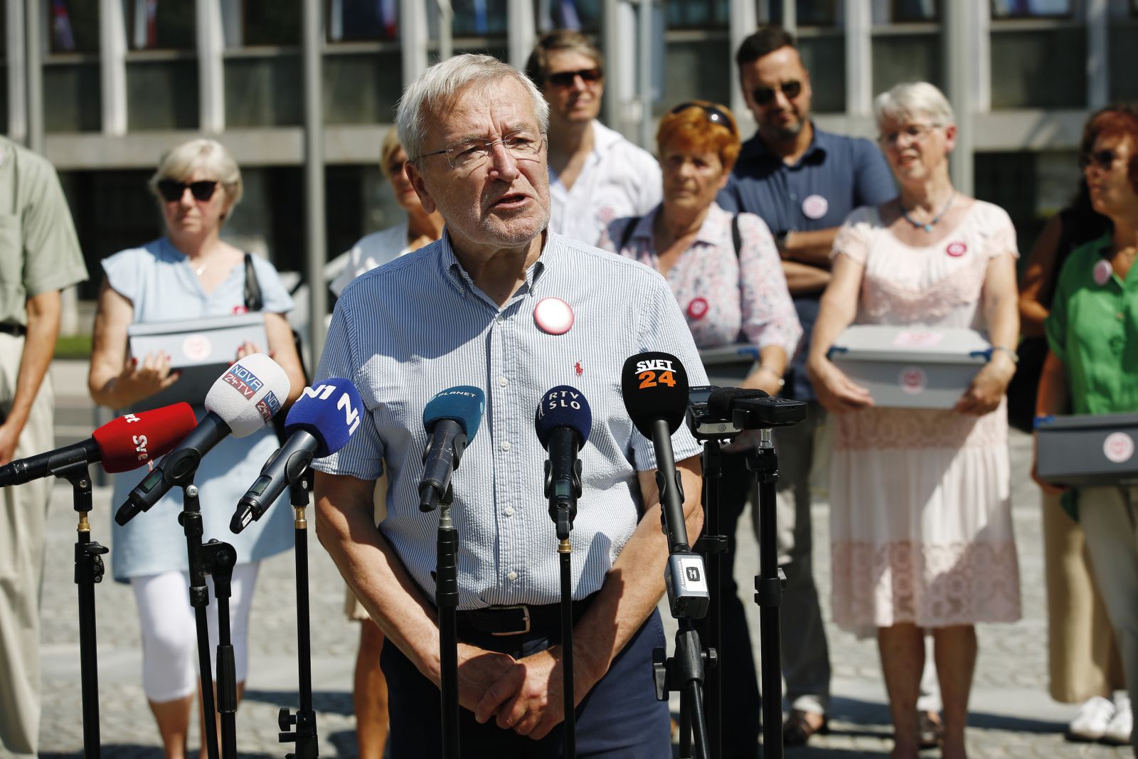 Dušan Keber, zdravnik, profesor interne medicine in nekdanji minister za zdravje: »Menim, da bi morali zdravniki smrt tako kot rojstvo sprejemati kot del življenja in da bi lahko brez očitkov vesti pomagali bolniku, ki ne more več prenašati trpljenja.« – Objektiv (na fotografiji ob izročitvi podpisov za zakon o pomoči pri prostovoljnem končanju življenja)