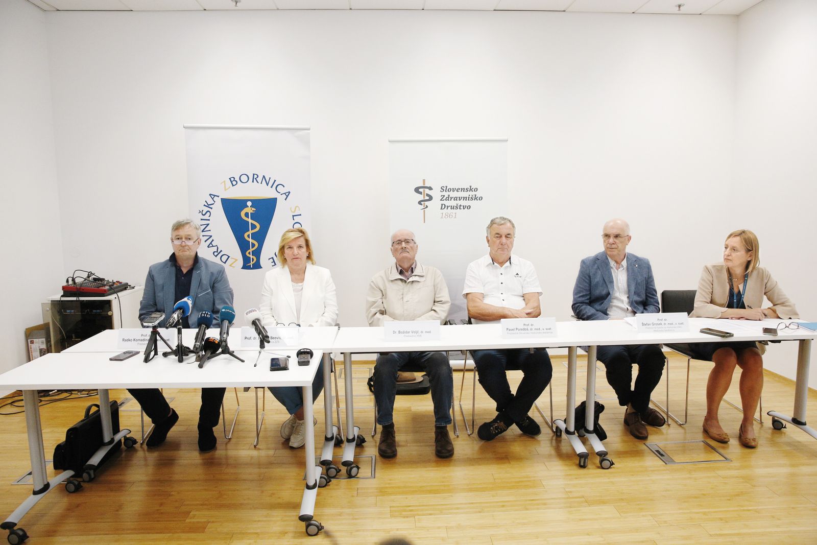 Zakonu ostro nasprotujejo zdravniške organizacije. Zanje je kakršnokoli dejavno sodelovanje zdravnika pri smrti sočloveka v nasprotju z medicinsko etiko.