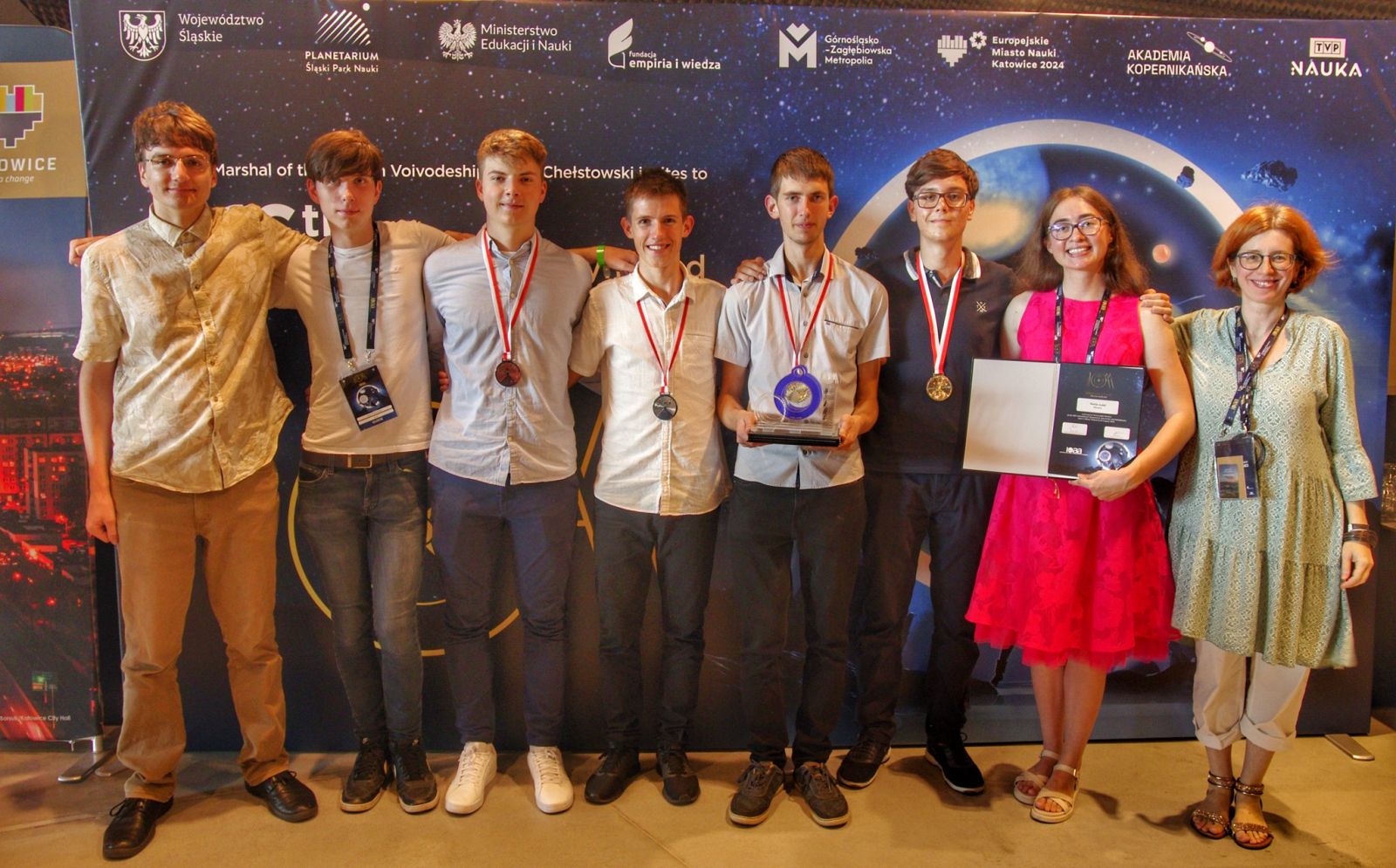 Od leve proti desni: mentor Vid Kavčič, poljski vodič skupine Jan Pytkovski, Žan Arsov (bron), Žan Ambrožič (srebro), Peter Andolšek (skupni zmagovalec), Miha Brvar (srebro), Marija Judež (pohvala), mentorica Dunja Fabjan. (foto: A. Guštin) @DMFASlovenije #ioaa2023